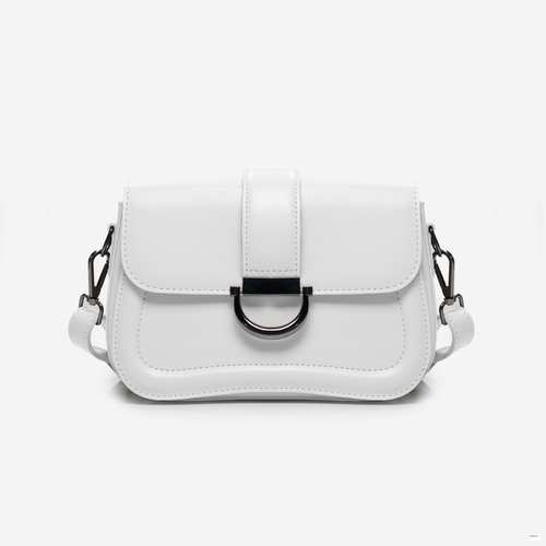 Сумка українського бренду ТМ  "Lucherino" стане хорошим придбанням не на один рік.  Невелика жіноча сумочка виготовлена з високоякісного шкірзамінника та якісної надійної фурнітури в кольорі - нікель. Одне відділення з однією кишенею на застібці.