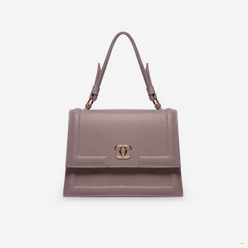 Сумка українського бренду ТМ  "Lucherino" стане хорошим придбанням не на один рік.  Невелика жіноча сумочка виготовлена з високоякісного шкірзамінника та якісної надійної фурнітури. Одне відділення з додатковими кишеньками. Сумочка з короткою ручкою та довгим регульованим ремінцем.